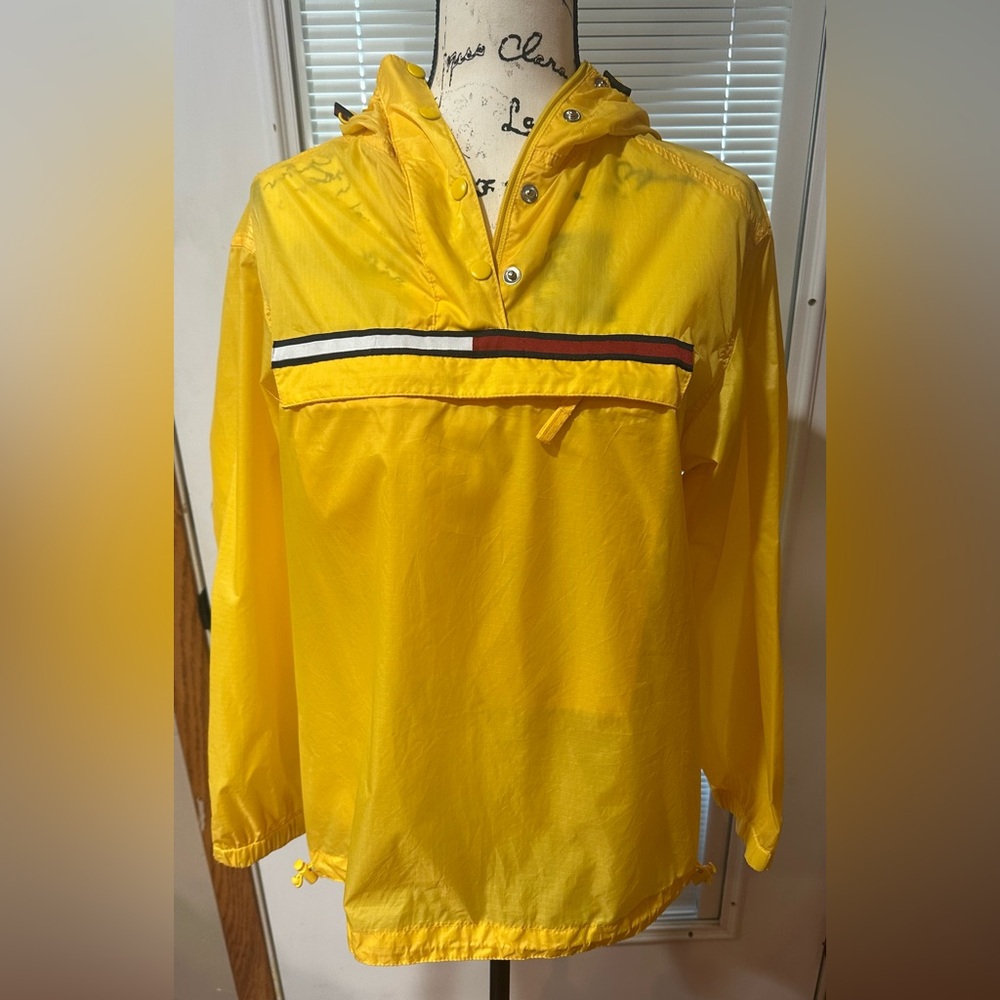 Vintage yellow Tommy Hilfiger windbreaker rain jacket Mens Small hood pocket